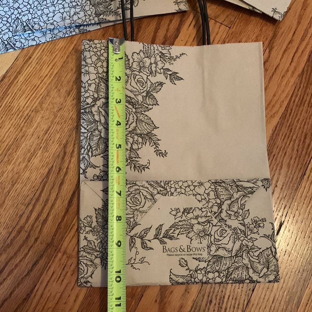 NWOT Bags & Bows Set of 8 neutral 8” by 10” gift bags w hydrangea, rose pattern - Picture 4 of 7